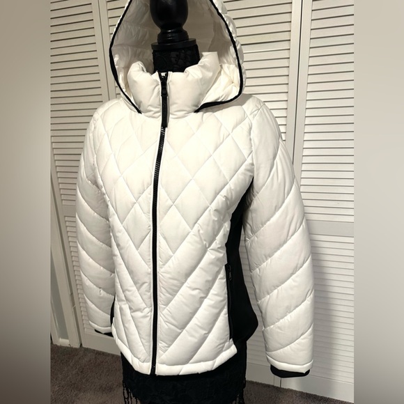 Giftable!!! Never worn Calvin Klein Woman’s Hooded Packable Puffer Coat, - Picture 2 of 9